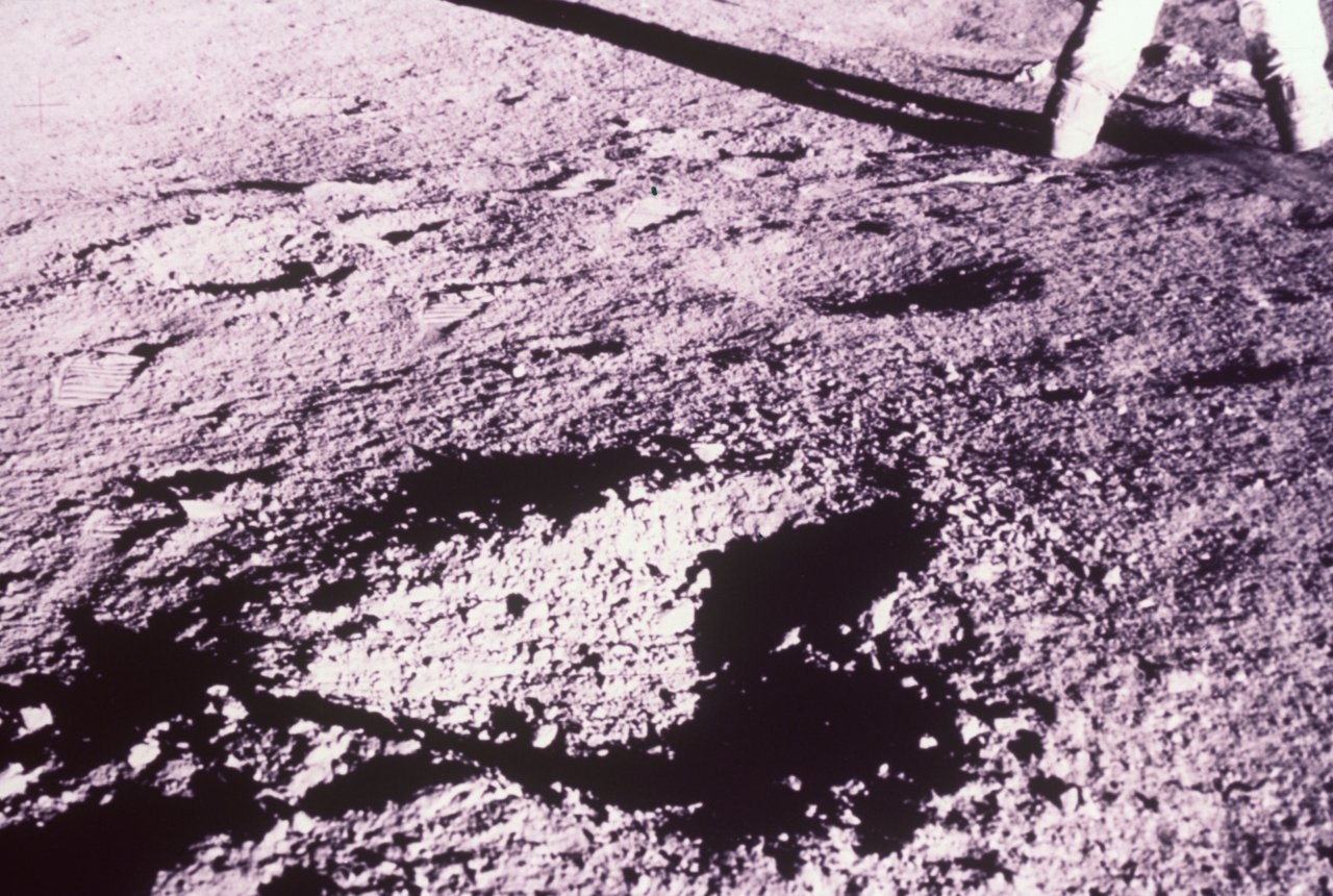 107 Apollo 12 Mysterious pocket on Lunar surface -s